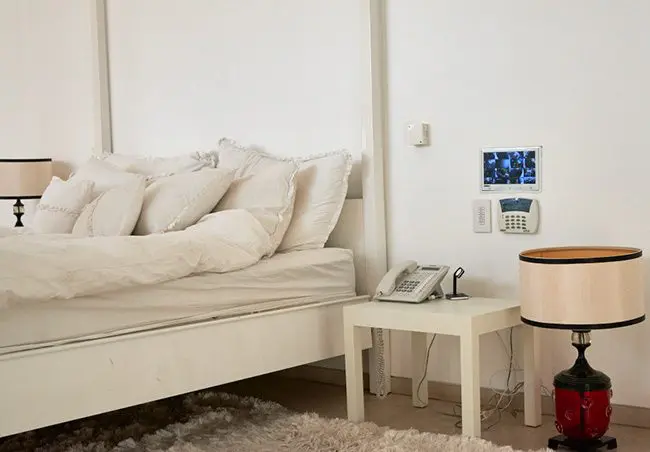 התקנת מצלמות אבטחה בחדר השינה